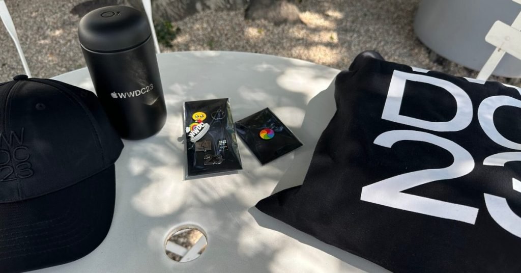 هدايا Apple للمطورين WWDC23 إصدار محدود من حقائب اليد ودبابيس المينا والمزيد
