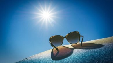 وبحسب ما ورد تخطط Apple لتقديم نظارات ذكية على طراز Meta Ray-Ban حوالي عام 2027 وبحسب ما ورد تخطط Apple لتقديم نظارات ذكية على طراز Meta Ray-Ban حوالي عام 2027